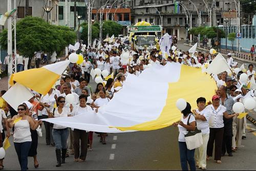 Masivo apoyo a la labor de los Heraldos del Evangelio en Sucumbíos,  Ecuador, en marcha realizada ayer