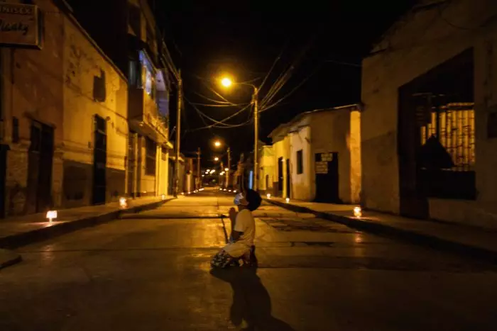 Niño se arrodilla en calle desolada y pide a Dios por el fin de la pandemia 1 Alan pide por el fin de la pandemia