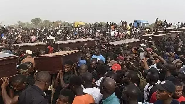 Violencia anticristiana: Más de 600 creyentes asesinados en Nigeria en 2020 2 FUNERAL MASIVO NIGERIA CRISTIANOS GAUDIUM PRESS