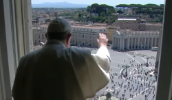 Papa saluda a fieles