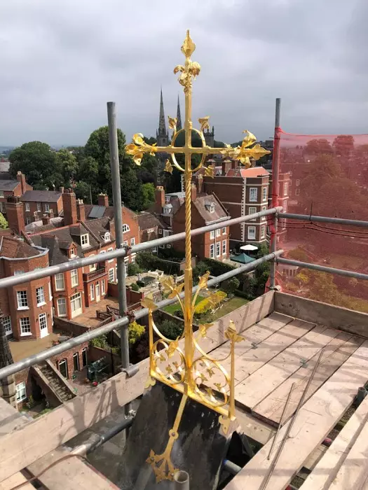Obispo de Shrewsbury, Inglaterra, celebra restauración de cruz en techo de la Catedral 2 Cruz en el techo de la Catedral de Shrewsbury Gudium Press