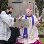 Mons. Cordileone hace oración de exorcismo Gaudium Press