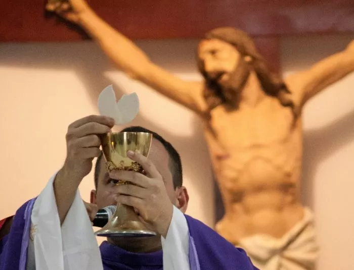 Lanzan campaña de oración por los sacerdotes en el mes del Sagrado Corazón de Jesús 1 Sacerdote - Foto -Carlos Daniel por Cathopic