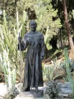 Tres obispos defendiendo la gran figura de San Junípero Sierra 1 San Junipero Serra