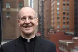 Padre Martin justifica asistencia a convención demócrata diciendo que rezará por la santidad de la vida 1 Padre Martin 2