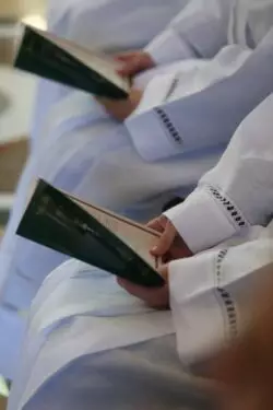 El sacerdote que un día se dio cuenta que ni siquiera… era católico 1 Padres