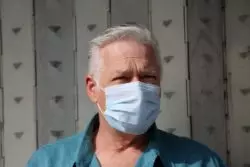 Caso de sacerdote que llamó a desobedecer a autoridades en Denver en materia de pandemia está bajo estudio 1 mascarilla