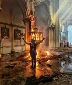 Episcopados expresan solidaridad con obispos de Chile tras quema de dos iglesias en Santiago 2 Iglesia de la Asuncion 3 1