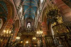 Líder abortista en Polonia dice que sí se debe entrar a las iglesias y dañarlas 2 Iglesia polonia