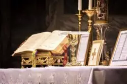 Misa se interrumpe en Brasil y arzobispo denuncia persecución de cristianos 2 Altar Santa Missa 700x466 1