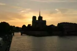 Coro de Notre-Dame de París cantará en catedral por primera vez después del incendio 2 Cat Notre Dame de Paris noche 132 3210