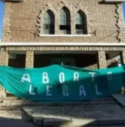 Abortistas pusieron pancarta en iglesia en Neuquén, Argentina 2 Iglesia en Neuquen Argentina