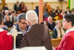 Quienes van a iglesia semanalmente, es más probable que tengan mejor salud mental, revela encuesta 2 Misa