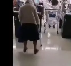 En Chile se niega entrada a mujer de 100 años a supermercado, pues no llevaba permiso de desplazamiento 2 Anciana Chile