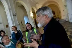 Habla sacerdote al que quemaron dos iglesias en Chile 3 P Narbona 2