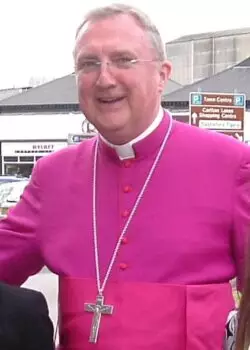 Estar frente al Santísimo en adoración, es como una ‘radioterapia’ contra el pecado: Mons. Roche 2 Mons. Roche