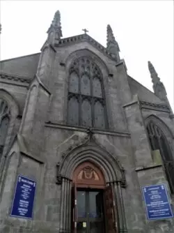 Sacerdote sale ileso después de ataque con botella de vidrio en Edimburgo 2 Edinburgh catholic cathedral 2