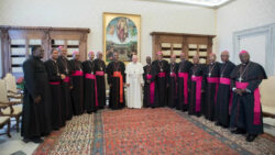 Obispo de Haiti junto a Francisco
