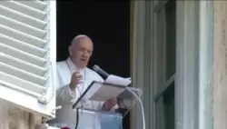 Salud del Papa evoluciona bien, tras operación en el colon 2 Papa Angelus