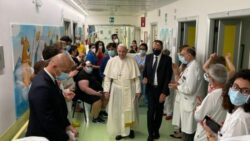 Papa sale de la Clinica
