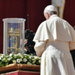 Papa Francisco orando ante el corazon de san Vicente de Paul