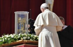 Papa Francisco orando ante el corazon de san Vicente de Paul