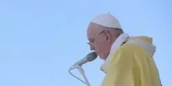 Ayer, en el Ángelus en Budapest, Francisco invitó a enraizarse en la religión para abrirse a los hombres de hoy 2 Papa 3