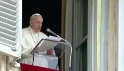 Cuidado con ser inflexible con los otros y laxo consigo mismo, dijo el Papa 2 Papa Angelus 1