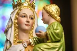 “La castidad no es solo la repulsa de la impureza: es la ordenación del espíritu rumbo a lo maravilloso” 2 Nuestra Senora de Paris