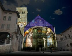 Afrescos de Giotto sao projetados nas fachadas das igrejas de Assis 1