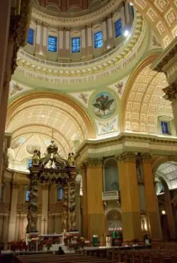 Católicos de Montreal realizaron vigilia de oración en rechazo a restricciones al culto por Covid 2 CAtedral Montreal