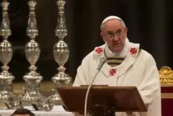 En su homilía de Nochebuena, el Papa destacó la humildad del Niño Dios, que predispone al servicio 2 Papa 2