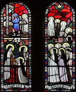 El Vaticano autoriza proceso de canonización de las carmelitas guillotinadas en la Revolución Francesa 2 0000395px Our Lady of Mount Carmel Church Quidenham Norfolk Windows geograph.org .uk 1084822
