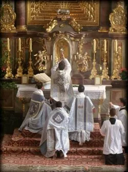 Papa establece una autonomía de la Fraternidad San Pedro con relación a Traditionis Custodes 2 Misa Rito Extraordinario