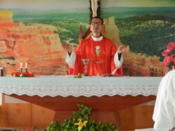 obispo zhang celebrando misa