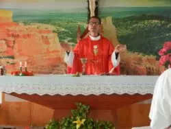 Obispo de Xinxian, China, ya lleva nueve meses retenido ilegalmente 2 obispo zhang celebrando misa