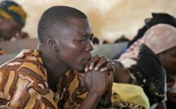 Por medo de ataques terroristas catolicos se reunem em segredo para rezar na Nigeria