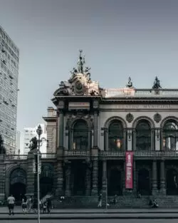 Revolución en las Tendencias: El arte de destruir y construir - I 2 Teatro