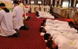 Ordenación de 13 nuevos sacerdotes: la esperanza de la Iglesia católica en Myanmar 2 Ordenacao de 13 novos sacerdotes a esperanca da Igreja Catolica em Mianmar
