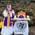 Sacerdote celebra Santa Missa no topo do Kilimanjaro o ponto mais alto da Africa 1