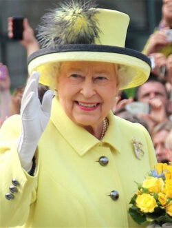 Elizabeth II in Berlin 2015 700x926 1