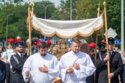 Milhoes de poloneses participam das procissoes de Corpus Christi 1