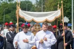 Millones de polacos participan en procesiones de Corpus Christi 2 Milhoes de poloneses participam das procissoes de Corpus Christi 1
