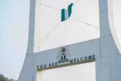 Lo que pasa es que en Nigeria la fe crece como flores en primavera 2 david rotimi LxENUKJXh k unsplash