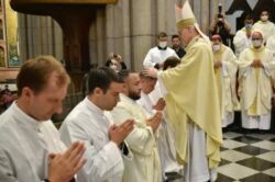 Cardeal Odilo ordena oito novos Diaconos para a Arquidiocese de Sao Paulo 1 700x466 1