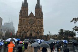 Homens rezam o Rosario debaixo de chuva na Australia 2 700x467 1