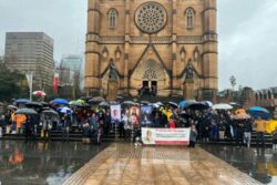 Homens rezam o Rosario debaixo de chuva na Australia 3 700x467 1