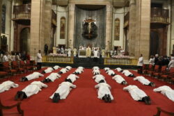 Opus Dei realiza cerimonia de ordenacao de 24 novos sacerdotes 1 700x467 1