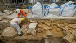 Carrera contrarreloj para la reapertura de Notre-Dame de París en 2024 4 Reconstrucao de Notre Dame de Paris revela segredos da Catedral francesa 2 700x394 1