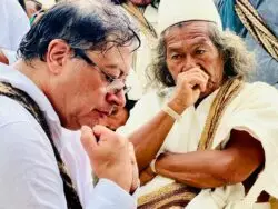La “posesión ancestral” del nuevo presidente de Colombia 2 FZWbByMXwAAFgvN 1